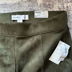 STEVIE style Super soft NEVER WORN green suede-like leggings.
